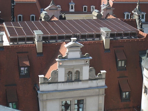 Im Endzustand sind die Rückkühler durch die Rasterblenden aus Kupferblech 
nicht mehr zu sehen
