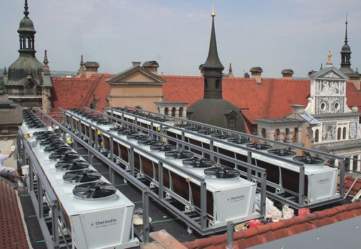 Die sechs Rückkühler auf dem Flachdach noch unverkleidet
