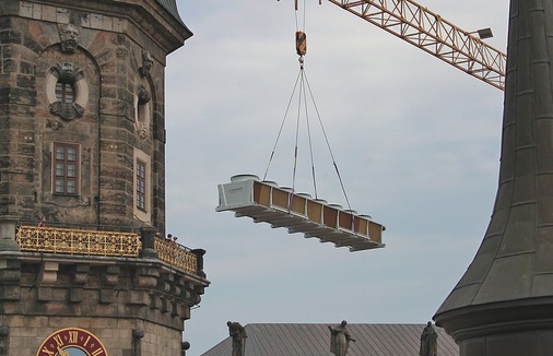 Einer der sechs Glykol-Trockenkühler wird auf das Flachdach des 
Bärengartenflügels gehoben
