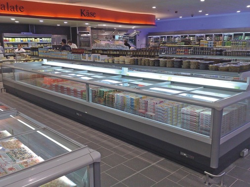 Die Tiefkühlabteilung des Edeka-Marktes besteht aus insgesamt fünf 
Tiefkühlblöcken
