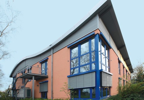 Außenansicht des Dialysezentrums mit den Außengeräten
