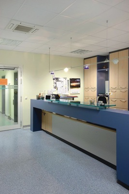 Der Rezeptionsbereich mit Deckenkassette
