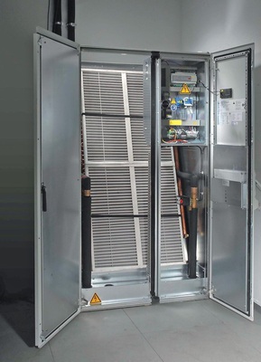 Zur Versorgung des Doppelbodensystems kommen drei 
Präzisions-Umluftkühlgeräte zum Einsatz

