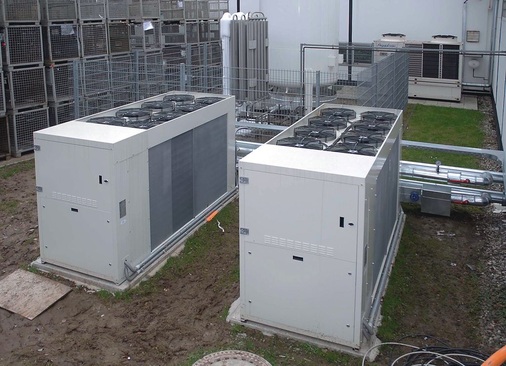 Die Erzeugung des Klimakaltwassers für die Raum- und Serverkühlung 
übernehmen zwei luftgekühlte IT-Chiller in Free-Cooling-Ausführung von 
Rittal. Im Winter und den Nachtstunden der Übergangszeiten lassen sich 
niedrige Außentemperaturen kostensparend…