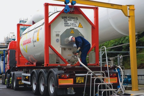 Beladen eines Tankzugs mit Kältemittel bei INEOS Fluor in Runcorn, England
