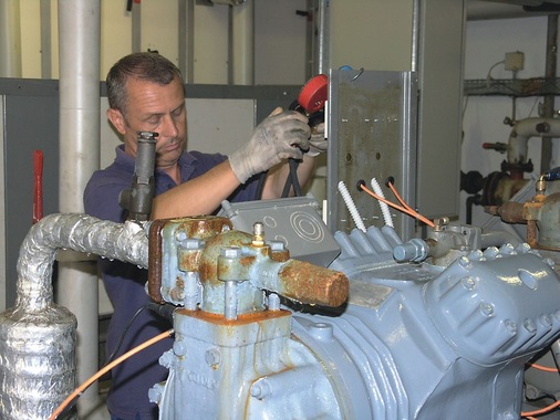 Grundsätzlich dürften besonders Alter und Zustand einer Kälteanlage den 
größten Einfluss darauf haben, ob die Anschaffung einer neuen Maschine oder 
die Umrüstung eines bestehenden Geräts auf ein H-FKW zu bevorzugen ist
