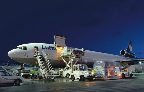 Kälte für die Herstellung der Bordverpflegung am Flughafen Frankfurt im 
Sommer 2008: Um die Catering-Produktionshalle zu kühlen, war dort für 14 
Wochen eine mobile Kältezentrale mit 560 kW Leistung im Einsatz

