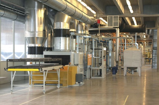 Anders ist das bei der Microox-Technologie: Hochautomatisierte 
Fertigungsprozesse, zu sehen ist hier die Ofenanlage zum Löten, sollen für 
günstige Preise sorgen
