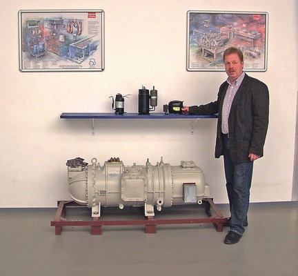 „ Neben dem Unterricht im Aus­bildungszentrum werden zwei sechswöchige 
Praktika in Betrieben durchgeführt, die später potenzielle Arbeitgeber der 
Umschüler sind.“
