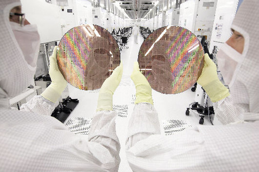 Neben der aufwendigen Reinraumtechnik erfordert die Prozessorfertigung auch 
hohe Versorgungssicherheiten bei allen Energiearten
