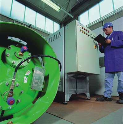 In einer hochmodernen Anlage werden die Kältemittel zur Wiederverwendung 
aufbereitet
