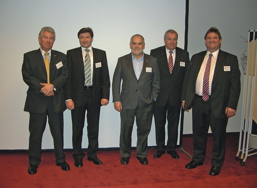 Auf dem Informationsabend standen (v.l.) Peter Bollinger, Uwe Seemann, Ron 
Conry, alle drei von Danfoss Turbocor, sowie Ludwig Regner und Erwin Ott von 
OPK den Gästen für Fragen zur Verfügung
