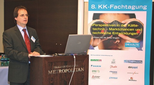 Dr. Matthias Schmitt, Chefredakteur von DIE KÄLTE + Klimatechnik, begrüßt 
über 100 Gäste auf der 8. KK-Fachtagung in Frankfurt
