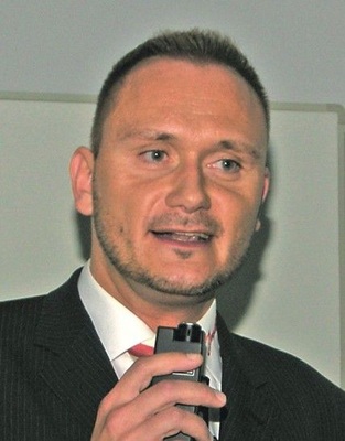 Holger Naumann, Vertriebsleiter Danfoss Kältetechnik, begrüßt die Lehrer 
offiziell in Offenbach
