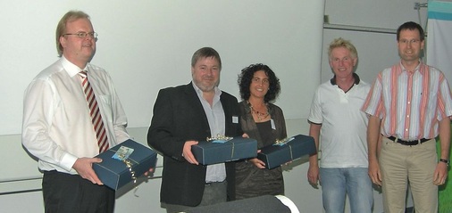 Am Schluss der Veranstaltung gab es von der Lehrerschaft ein kleines 
Dankeschön für die Organisatoren (v.l.): Stephan Bachmann, Danfoss 
Kältetechnik, Dr. Uwe Bolz, Redaktion DIE KÄLTE + Klimatechnik, Christine 
Bannert, Danfoss Kältetechnik, Gunter…