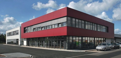 Der Neubau von Teko direkt gegenüber der alten Produktionsstätte. 
Spatenstich war im Mai 2008, endgültiger Baubeginn im August 2008 und 
bereits seit Februar 2009 sind die Produktion und Teile der Verwaltung in das 
neue Gebäude umgezogen
