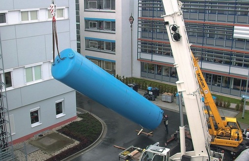 Die beiden Kräne drehen den Speicher vorsichtig in eine senkrechte Position
