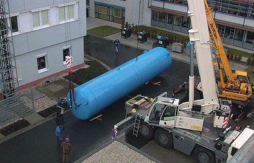 Für die Speicheraufstellung waren zwei Autokräne erforderlich
