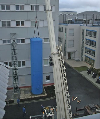 Auf der vorbereiteten Fläche wird er schließlich abgesetzt (Fotos: HU u. S 
GmbH)
