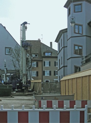 In unmittelbarer Nähe des Sondenfeldes wurde bei der Erkundungsbohrung 2 
eine quellfähige Schicht von rund 70 m Mächtigkeit festgestellt (Bilder 
außer der geologischen Karte von Margot Dertinger-Schmid)
