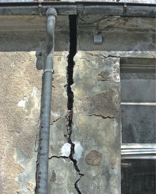 Manche Risse an Gebäuden in der Nähe des Sondenfelds sind bereits armbreit
