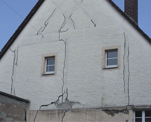 Aus juristischer Sicht kann derzeit niemand als Schadensverursacher benannt 
werden. Deshalb kommen die einzelnen Gebäudeversicherungen auch nicht für 
die Schäden auf
