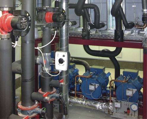 Verbundanlage für den Wärmepumpenprozess, der im Sommer den Markt auch 
kühlt
