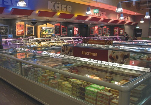 Verkaufsraum mit Tiefkühlmöbeln und der Frischetheke
