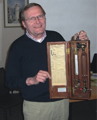 Bernhard Fischer schenkt dem HKK ein historisches Vulcan-Vakuummeter

