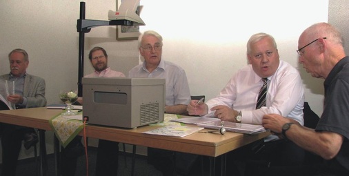 Das Podium mit den Vorstandsmitgliedern (v.l.): Manfred Seikel, Karl Huber, 
Wolfgang Scholten, Kurt Kohr und Adalbert Stenzel
