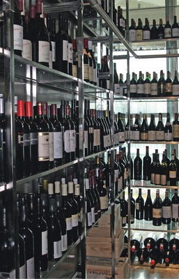 Gläserne Weinkühlräume (rot & weiß) im Restaurant „Christophorus“ (3. 
Obergeschoss)
