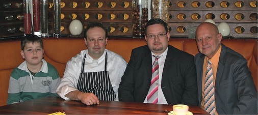 V.l. Luca Doster (Enkelsohn von Werner Doster), Thomas Heilemann 
(Küchenleiter „Christophorus“), Gaetano Martino (Technischer Verkauf, 
Frigotechnik-Niederlassung Stuttgart/Gerlingen), Werner Doster (Technischer 
Leiter Doster GmbH) in der Bar des…
