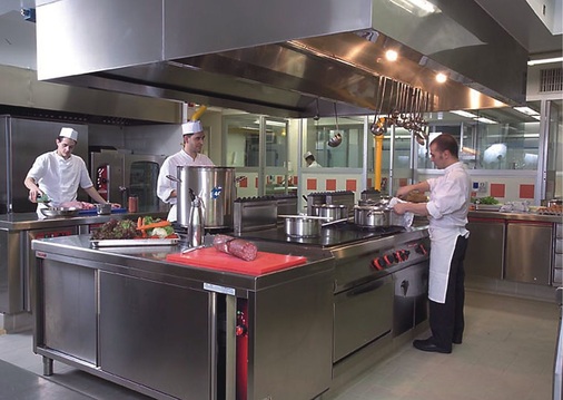 Die moderne Küche vom jungen Chefkoch Domenico Notturno ist mit sieben 
Kühlzellen à 4,5 m² zur Kühlung der verschiedenen Lebensmittelarten und 
Getränke ausgestattet

