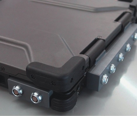 Gummiarmierungen am Metallgehäuse und andere Details machen die mobilen 
Rechner baustellentauglich
