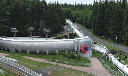 Ein Ausschnitt aus der Rennschlitten- und Bobbahn Altenberg bei sommerlichen 
Temperaturen
