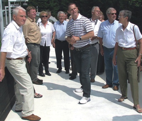 Bei der Besichtigung der Eisrinne erklärt der frühere Bobpilot Matthias 
Benisch (Mitte mit Polohemd) viele interessante Details zur Wintersportanlage
