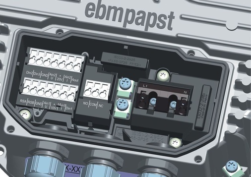 Der Klemmenkasten ist großzügig gestaltet,so dass die Anschlüsse gut 
zugänglich sind
