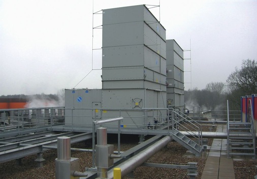 Ein Teil der neuen Rückkühlwerke ist bereits installiert. Der Platz für 
weitere Geräte ist ebenfalls vorbereitet
