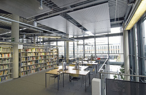 Das Temperaturpotenzial der Bibliothek ist enorm. Neben der Glasfassade 
heizen auch die zahlreichen Computer und nicht zuletzt die vielen Nutzer 
selbst die Raumluft gehörig auf
