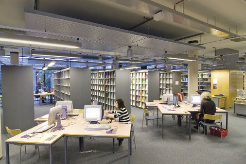 Praktische Montage: Weil die Zehnder COMO-Segel nur von der Decke abgehängt 
werden, musste der Bibliotheksbestand für die Zeit des Umbaus nicht 
ausgelagert werden
