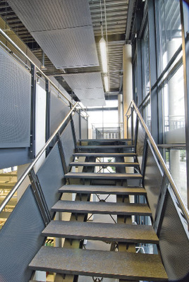 Unauffälliges Kühlsystem: Die Deckensegel integrieren sich harmonisch in 
die transparente Architektur des Neubaus
