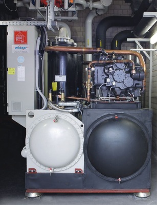 Der Schrauben-Flüssigkeitskühler der PFS-Baureihe schaltet bei hohen 
Kälteleistungen zu und arbeitet im optimalen Betriebspunkt. Die Modulation 
übernimmt die Turbo-Maschine
