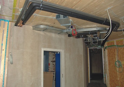 Absaugung der verbrauchten Raumluft über Lüftungsgitter unterhalb der 
Decken
