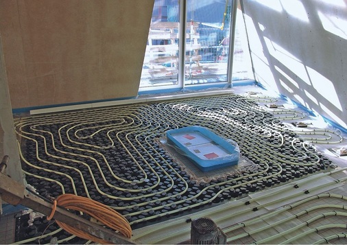 Klimaboden im Obergeschoss mit Rohrleitung und bodendurchdringendem 
Elektranten
 - © Rheinzink
