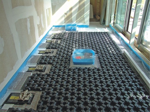 Klimaboden im Obergeschoss mit bodendurchdringendem Elektranten (Mitte) und 
Einbau-Bodenleuchten (links)
 - © Rheinzink
