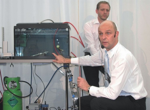 Ingo Kluge (vorn) und Robert Hess bei ihrem Experimentalvortrag zur Lecksuche
