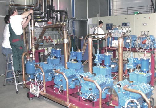 Vorbereitung eines Verbundkältesatzes zum abschließenden Prüflauf
