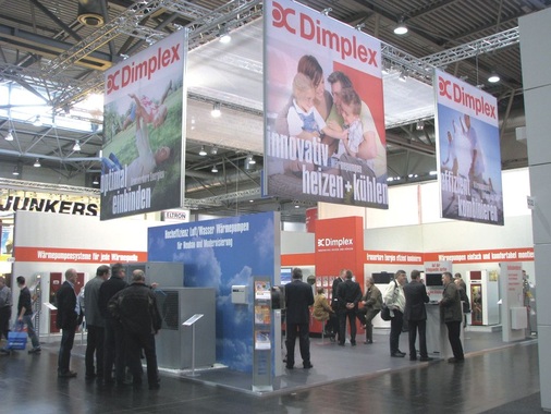 Fachgespräche am repräsen­tativen Dimplex-Stand
