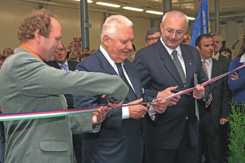 Einweihung der neuen Produktionshalle. V. l.: Frantisek Trefilik, 
Bürgermeister von Novosedly, Iginio Liberali, Lu-Ve Präsident, und Oldrich 
Rysavy, Regierungssekretär der Region südliche Moldau
