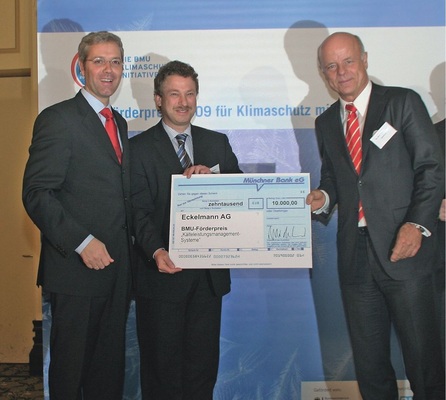 Den 1. Preis für die Eckelmann AG nehmen Dr. Gerd Eckelmann (r.), Gründer 
und Vorstandsvorsitzender, und Dr. Frank Uhlemann, Leiter Gebäude- und 
Kältetechnik, entgegen
